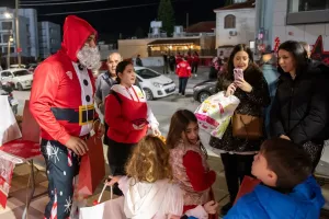 (Φώτος) Μοίρασε δώρα η Νέα Σαλαμίνα