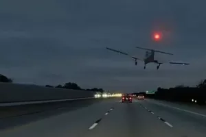 (Βίντεο) Αεροσκάφος έκανε αναγκαστική προσγείωση σε αυτοκινητόδρομο