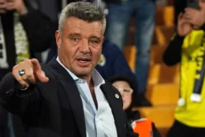 Πέρασαν χειροπέδες στον πρόεδρο!