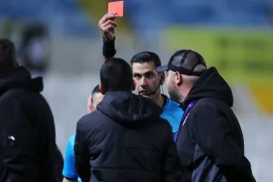 1+2 κόκκινες...στο ΑΠΟΕΛ