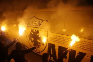 ΑΕΚ: Υποδοχή με πυρσούς!