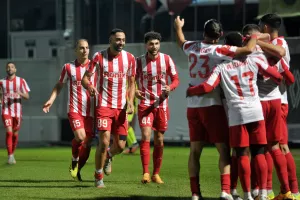 Επιβλητική νίκη και συνεχίζει να σφυρίζει το ''ερυθρόλευκο τρένο''