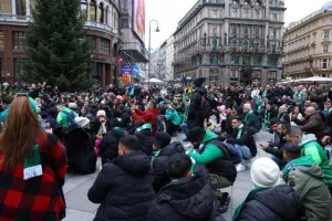Πανικό... οι Ομονοιάτες στο κέντρο της Βιέννης (Φώτος/Βίντεο kerkida)