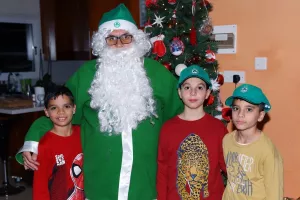 (Φώτος) Green Santa με Μασούρα και Κίτσο