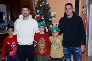 (Φώτος) Green Santa με Μασούρα και Κίτσο