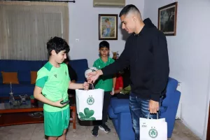 (Φώτος) Green Santa με Μασούρα και Κίτσο