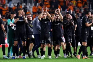 ΑΕΛ/Εκτός