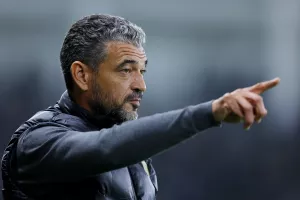 ΔΕΝ υιοθετεί... λογική εξάποντου
