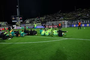 Πάρτι πρόκρισης σε... πέταλο και αποδυτήρια! (Φώτος)