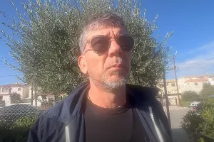 Γκαρσία στο kerkida/"Είμαι περήφανος εδώ... το κεφάλι ψηλά"