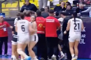 Άγριο ξύλο στο Μερσίν-Μποντρούμ για το γυναικείο πρωτάθλημα της Τουρκίας (βίντεο)