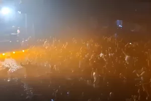 Χαμός με πορτοκαλί-Πας τα ποτά τους!