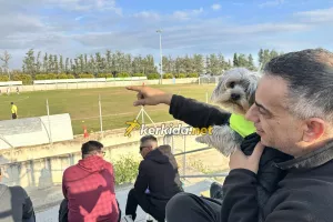 Με το σκυλάκι στην κερκίδα (φώτος)