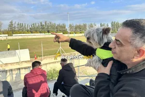 Με το σκυλάκι στην κερκίδα (φώτος)
