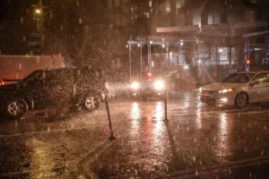 Δήμοι προειδοποιούν για δύσκολο βράδυ εξαιτίας κακοκαιρίας