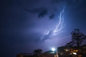 Κίτρινη προειδοποίηση: Βροχές, δυνατοί άνεμοι μέχρι και... χιόνια