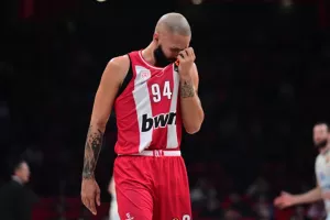 Αυτοκαταστροφικός Ολυμπιακός, κατέρρευσε στην 4η περίοδο και βυθίστηκε στην εσωστρέφεια!
