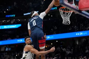 NBA Top 10: Ο Αντετοκούνμπο σε ρόλο... θύματος
