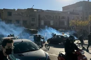 Αδιάκοπες συγκρούσεις μεταξύ διαδηλωτών και δυνάμεων ασφαλείας στο Ιράν - Ένας νεκρός