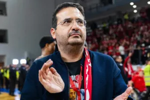 «Αν μας δώσετε μερικούς παίκτες, είμαι πρόθυμος να βοηθήσω»