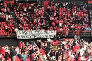 Το πανό των οπαδών του Ολυμπιακού για τους αδικοχαμένους φίλους του ΠΑΟΚ