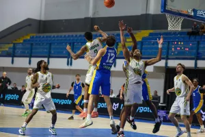 (Φώτος) Κέρδισε το ΑΠΟΕΛ και έκανε το 11 στα 11 η ΑΕΚ!