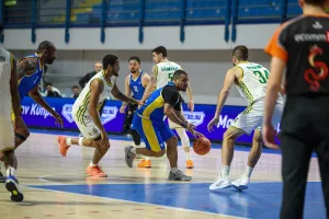 (Φώτος) Κέρδισε το ΑΠΟΕΛ και έκανε το 11 στα 11 η ΑΕΚ!