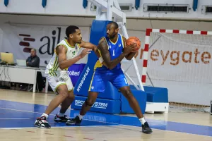 (Φώτος) Κέρδισε το ΑΠΟΕΛ και έκανε το 11 στα 11 η ΑΕΚ!