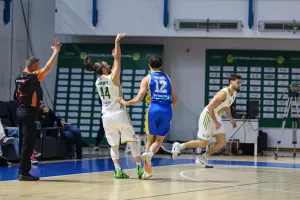 (Φώτος) Κέρδισε το ΑΠΟΕΛ και έκανε το 11 στα 11 η ΑΕΚ!