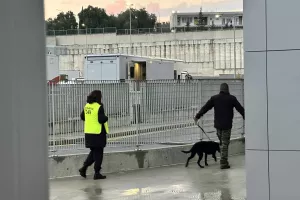 (Φώτος kerkida) Έλεγχος με σκύλο στο "Αλφαμέγα"