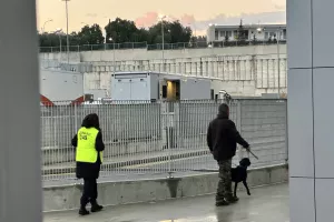 (Φώτος kerkida) Έλεγχος με σκύλο στο "Αλφαμέγα"