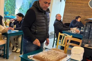 (Φώτος) Η κοπή της βασιλόπιτας