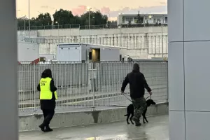 (Φώτος kerkida) Έλεγχος με σκύλο στο "Αλφαμέγα"