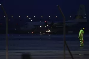 Προσγειώθηκε στη Θεσσαλονίκη το C-130 με τις σορούς των 7 φιλάθλων του ΠΑΟΚ