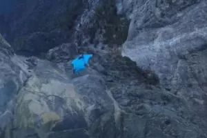 Τραγικός θάνατος για αθλητή: Βούτηξε από ύψος 1 χλμ κι έπεσε σε βράχια με 120 χλμ./ώρα