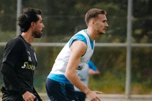 Τον...ετοιμάζει