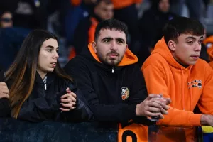 ΦΩΤΟΣ/Οι Απολλωνίστες και οι ΑΠΟΕΛίστες στις κερκίδες