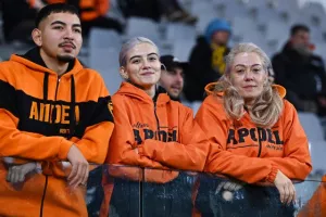 ΦΩΤΟΣ/Οι Απολλωνίστες και οι ΑΠΟΕΛίστες στις κερκίδες