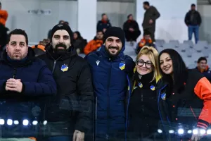 ΦΩΤΟΣ/Οι Απολλωνίστες και οι ΑΠΟΕΛίστες στις κερκίδες