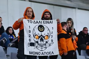 ΦΩΤΟΣ/Οι Απολλωνίστες και οι ΑΠΟΕΛίστες στις κερκίδες