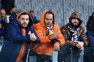 ΦΩΤΟΣ/Οι Απολλωνίστες και οι ΑΠΟΕΛίστες στις κερκίδες
