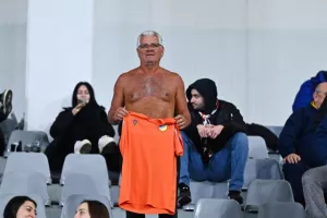 ΦΩΤΟΣ/Οι Απολλωνίστες και οι ΑΠΟΕΛίστες στις κερκίδες