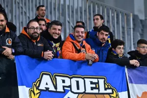 ΦΩΤΟΣ/Οι Απολλωνίστες και οι ΑΠΟΕΛίστες στις κερκίδες