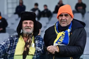 ΦΩΤΟΣ/Οι Απολλωνίστες και οι ΑΠΟΕΛίστες στις κερκίδες