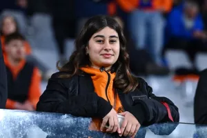 ΦΩΤΟΣ/Οι Απολλωνίστες και οι ΑΠΟΕΛίστες στις κερκίδες