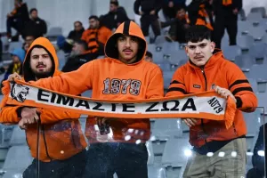 ΦΩΤΟΣ/Οι Απολλωνίστες και οι ΑΠΟΕΛίστες στις κερκίδες