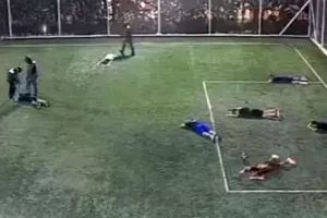 Εκτελεστές μεταμφιεσμένοι σε αστυνομικούς εισβάλλουν σε γήπεδο και εκτελούν αντίπαλους κακοποιούς