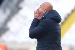 ΦΩΝΑΖΕΙ για Ανόρθωση!
