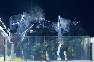Η αιτία των επεισοδίων στην ΑΡΕΝΑ - Δύο αστυνομικοί τραυματίες