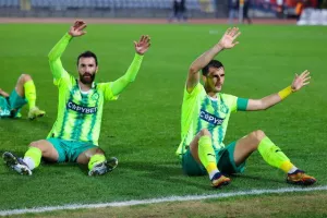 Ζωντανή στη "μάχη" για τον τίτλο η ΑΕΚ με ΔΙΠΛΟ επί της Πάφος FC! (φώτος)